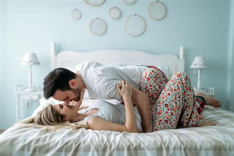 fare l'amore video|Coppia che fa l'amore in camera da letto — Video stock .